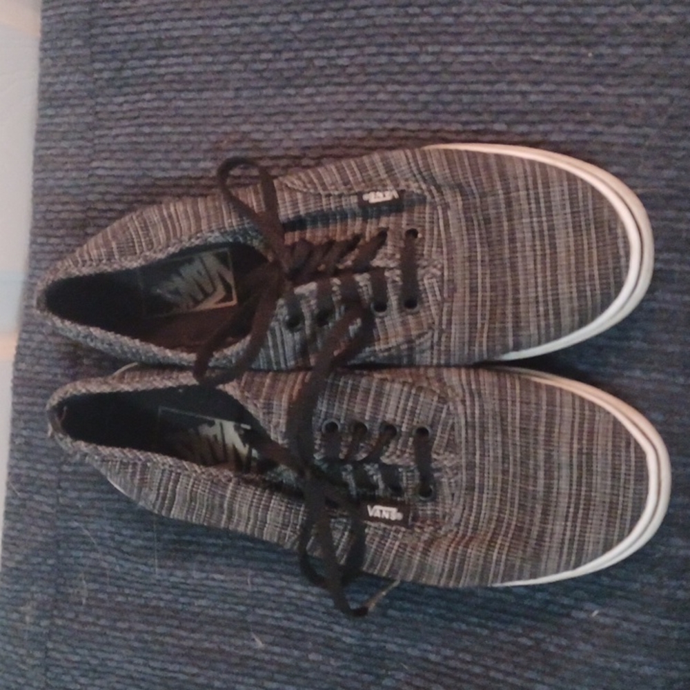 Vans,unisex mens size 6 or womens size 7.5